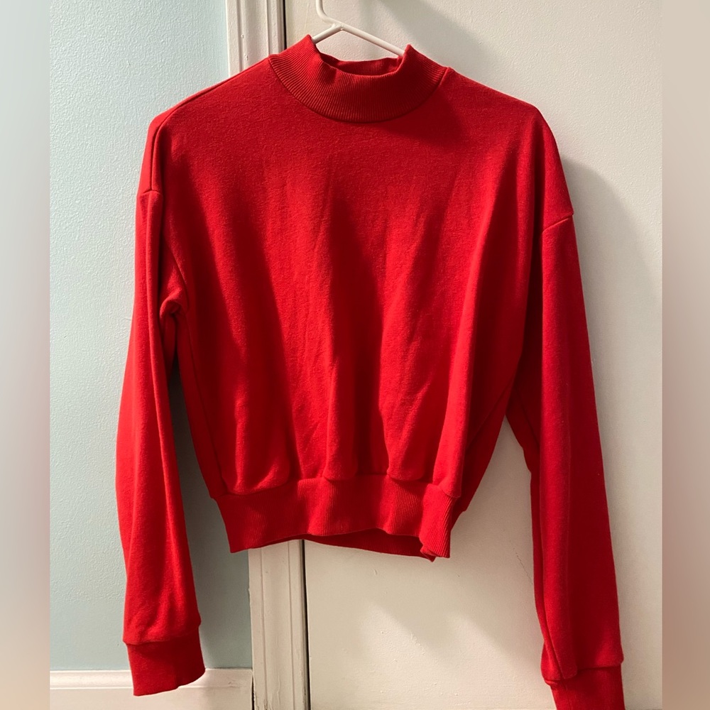Red Tuttle neck sweatshirt